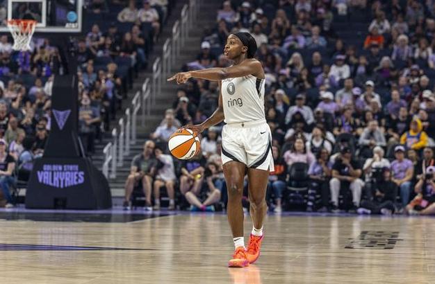 厥功至伟！杰基-杨14中9砍全场最高25分另5板4助 帮助王牌胜狂热