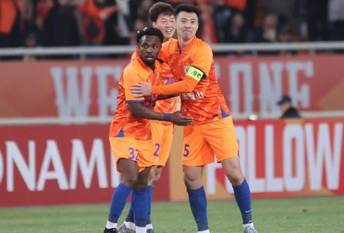 脸胖了一圈😱32岁国足归化费南多晒视频，拿下iPhone17 promax