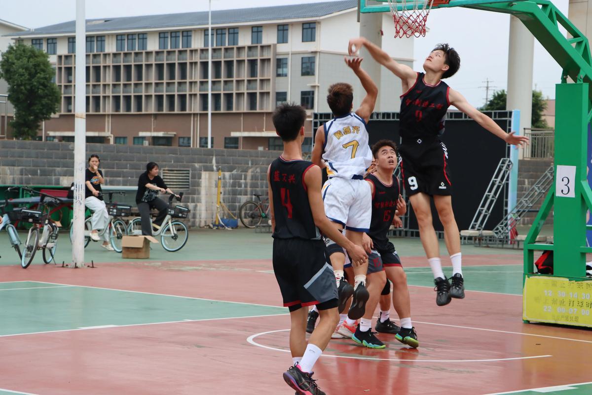 很街头！篮网把训练搬到公园室外球场 大量球迷现场围观