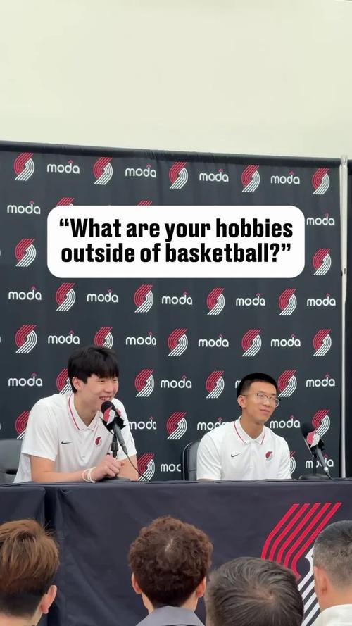 来了来了！杨瀚森出席媒体日&姿态很放松 和翻译一起接受采访