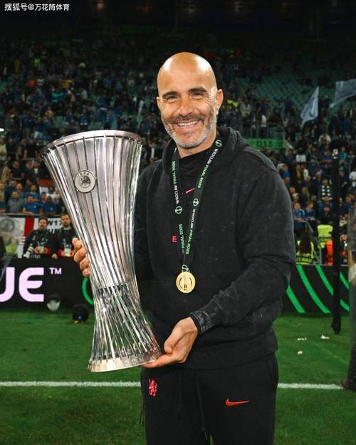 3座英超冠军！斯坦福桥发布厅挂的这3张照片，令穆里尼奥点名称赞