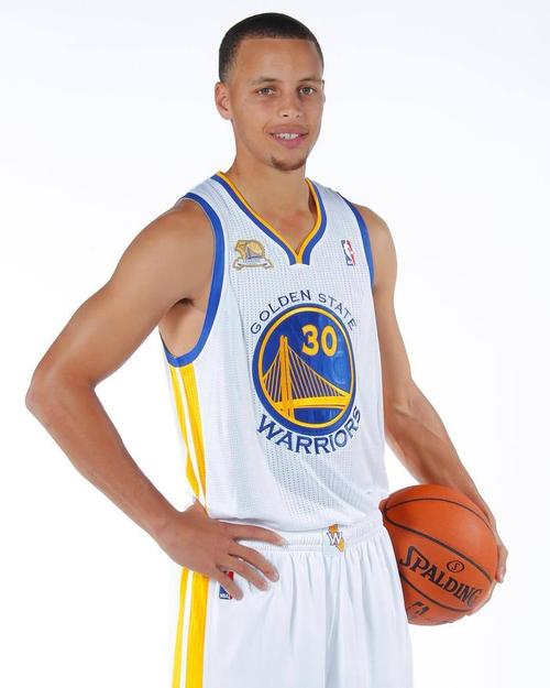 致敬队史传奇！库里定妆照拍摄模仿内特-瑟蒙德海报动作