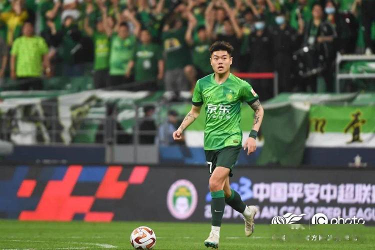 媒体人：杨立瑜确实朝球迷竖的是大拇指，只是置气不是侮辱