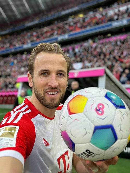 性感女歌手参加拜仁晚宴,晒与凯恩合影:超棒的家伙