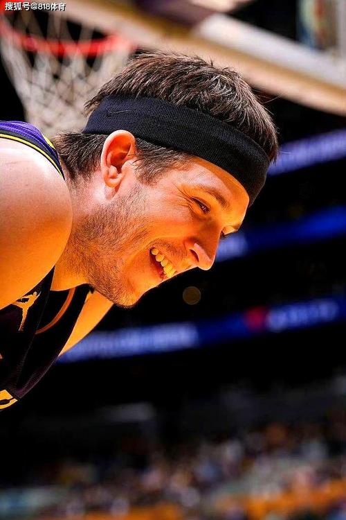 从头号科密到盛赞詹皇！里夫斯曾调侃老詹无冠 后坦言被彻底打服