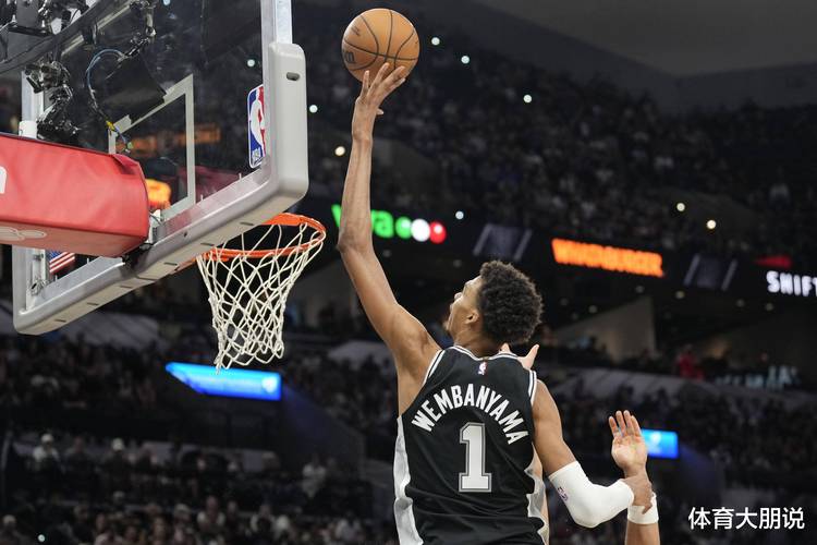 米奇-约翰逊：文班现在身体很健康 看到他重返球场感觉很棒