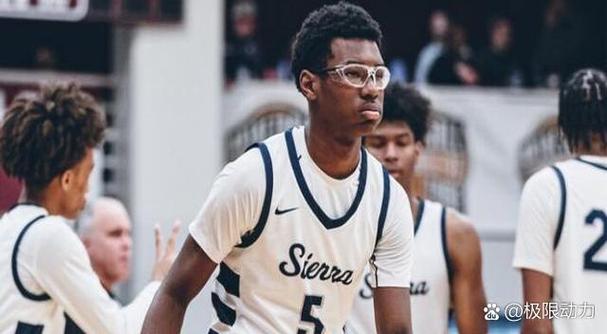 詹姆斯二儿子布莱斯亚利桑那大学首秀进三分 可参加2026年选秀