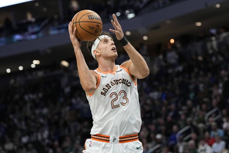 科林斯:保罗投篮准得离谱 他一如既往地扮演球场指挥官的角色