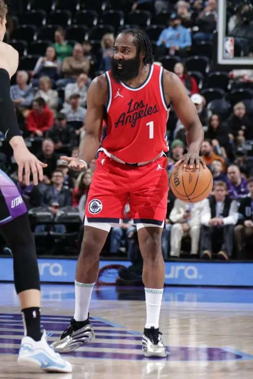 劳模!哈登:我不打算减轻自己的工作量 该承担多少我就承担多少