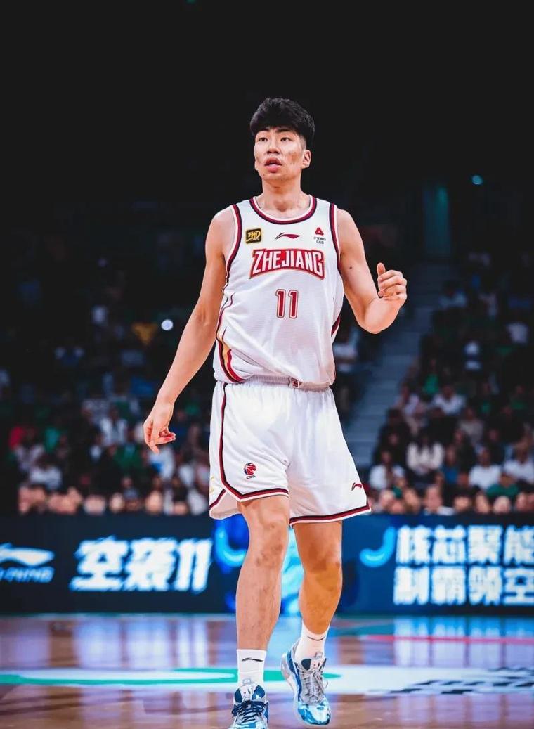 仅出手2次!余嘉豪西乙生涯第二战贡献4分4板 助球队取得赛季首胜