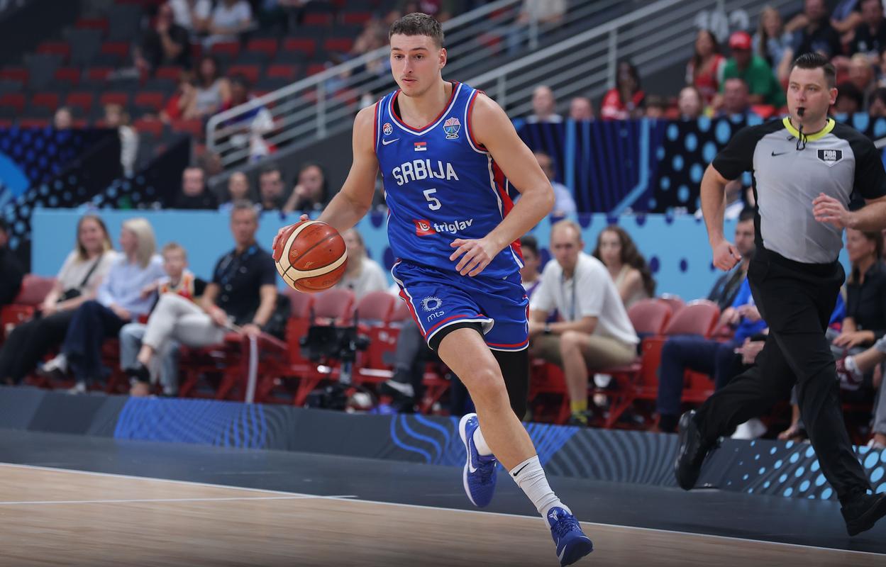 表现积极!约维奇半场6中3&罚球3中3拿到10分 另有3板2助1帽