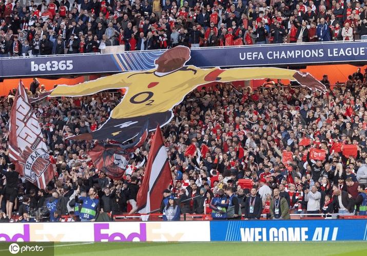 RMC:姆巴佩在巴黎赛后和恩里克愉快交流,还向前队友们一一致意