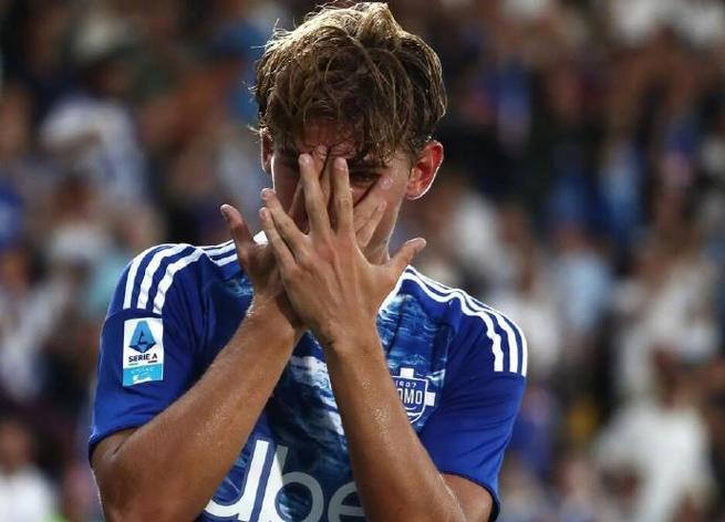 科莫总监:皇马在帕斯的位置有很多球员,但不意味着他得不到机会