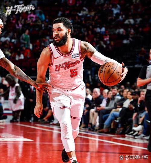 小卡:范甘迪工作做得很棒上赛季球队防守亮眼 大家对他充满敬意