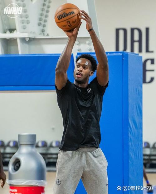 全员参与&保持专注！独行侠官方晒球队训练照