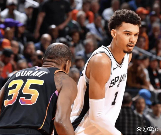 美记:马刺似乎没发挥出文班的潜力 主帅的战术安排也未获认可