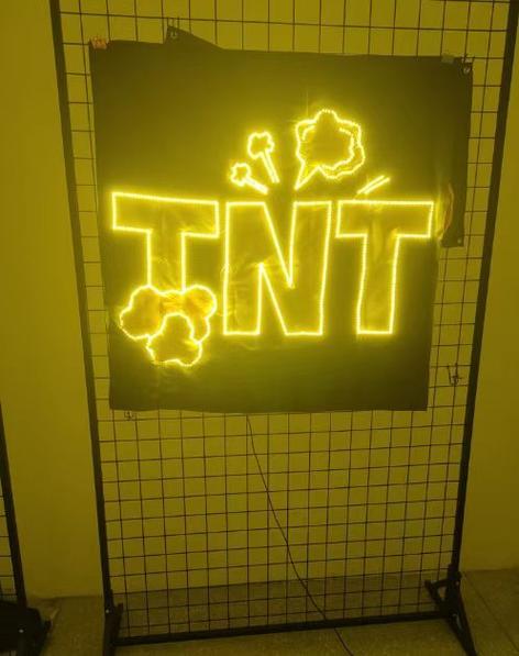 破成这样...果阿队主场球员通道入口，灯牌表面覆盖掉落出现空白