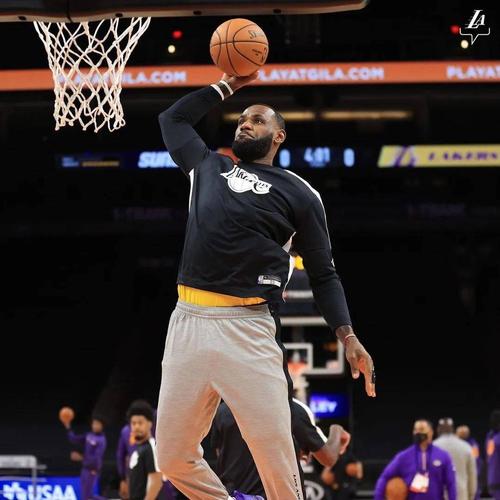 👨🍳华子在湖人主场扔超远:“我的儿”昨天就在这杀死比赛