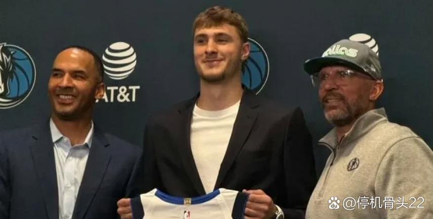 名记:弗拉格打控卫目前来看不成功 拉塞尔能组织但不受基德重用