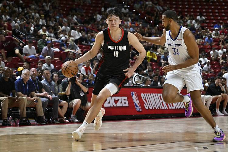 开拓者官方晒赢球海报:利拉德&杨瀚森入镜 替补席众将庆祝