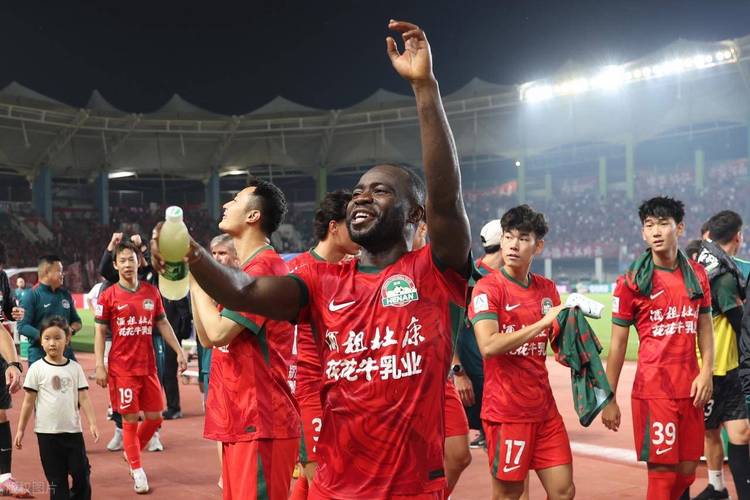 当场回应!甘超对阿奇姆彭做闭嘴手势,钟义浩破门后做同样手势