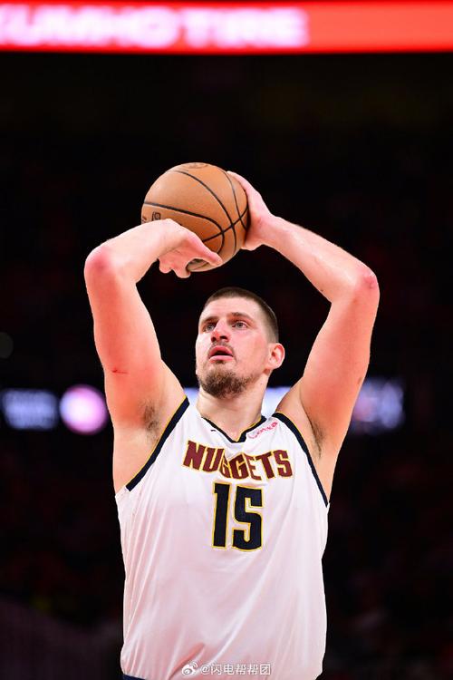 这手感！约基奇转身背打 柔和手感一抛成功打2+1