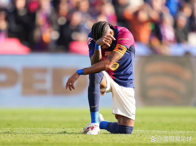 米内罗最后时刻再扳一球，但裁判吹罚马纳法犯规在先