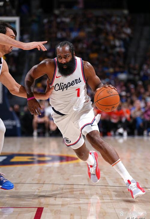 队记:哈登正在处理足部酸痛的问题 明天可以出战与灰熊的比赛